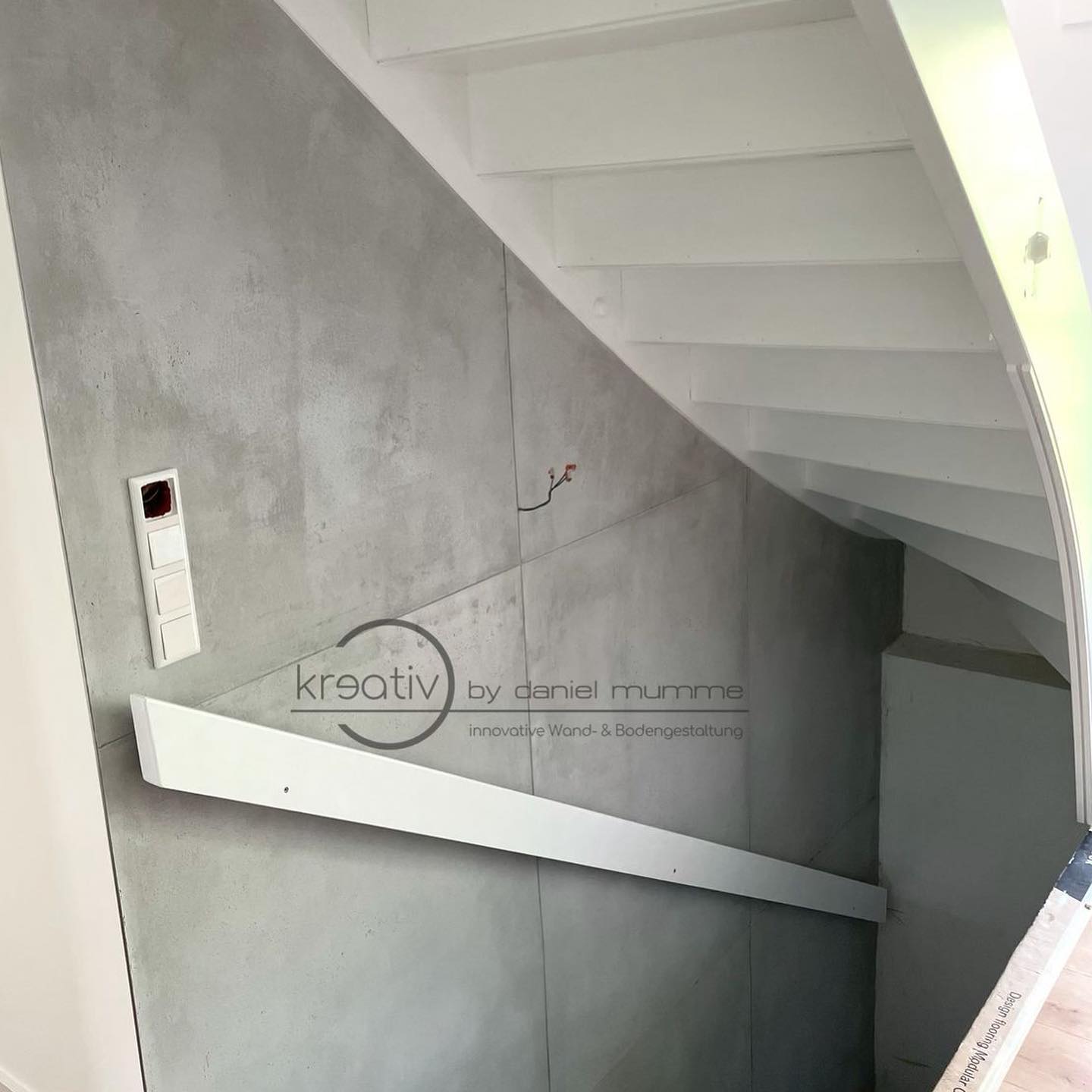 oberflächenwelt on Instagram: "So wird sogar das Treppenhaus zum Blickfang. 😎 #CONCRETE+ by @kreativsanierungsservice . . . #wandgestaltung #gestaltung #oberflächenwelt #novacolor #innendesign #schönerwohnen #malerundlackierer #lustaufhandwerk #oberflaechenwelt #renovieren #oberflächengestaltung #hausbau #betonoptik #beton #inneneinrichtung #bauherren2021 #hausbau2021 #hausbau #urbanite #treppenhaus #treppe #stairs #staircase"