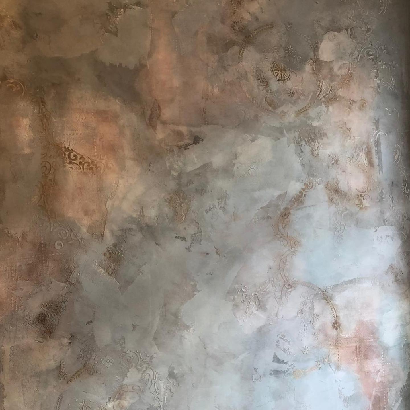 oberflächenwelt on Instagram: "Bei so viel Liebe zum Detail wird aus einer Wand eine Entdeckungsreise. 🔎 #CALCECRUDA meets #STENCIL by @dradog.berlin Design by @joern.thiede . . . #wandgestaltung #gestaltung #novacoloritalia #novacolor #akzentwand #luxuswände #wandideen #innendesign #schönerwohnen #wanddeko #oberflächenwelt #oberflaechenwelt #interiordesign #decor #stencilart #stencil #stencildekor #malerundlackierer #lustaufhandwerk #maler #kalkputz #akzentwand #stencils #muster #mustermix #hausbau #hausbau2021 #bauherren2021"