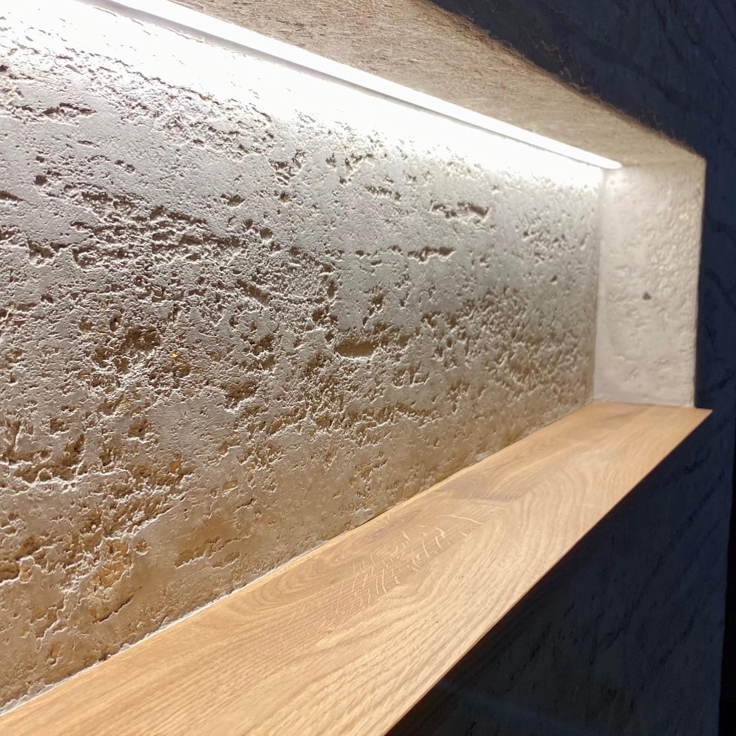 oberflächenwelt on Instagram: "Wenn die Wand zum Kunstwerk wird. ARCHI+ PIETRA INTONACO by @maler_remmele . . . #wandgestaltung #gestaltung #novacoloritalia #akzentwand #luxuswände #wandideen #innendesign #schönerwohnen #wanddeko #oberflächenwelt #oberflaechenwelt #interiordesign #decor #pietra #luxury #renovieren"